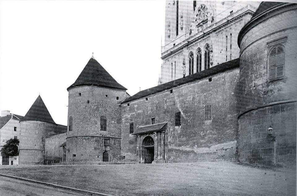 Katedrala 1902. godine s obrambenim zidom